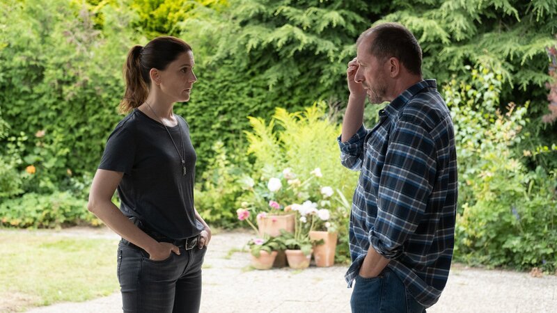 Hauptkommissarin Judith Mohn (Christina Hecke) möchte mit dem Ehemann Oliver Falk (Martin Lindow) des Opfers sprechen. Dieser möchte seine Frau beschützen und verhindert zunächst den Zutritt. – Bild: Christine Schroeder /​ ZDF
