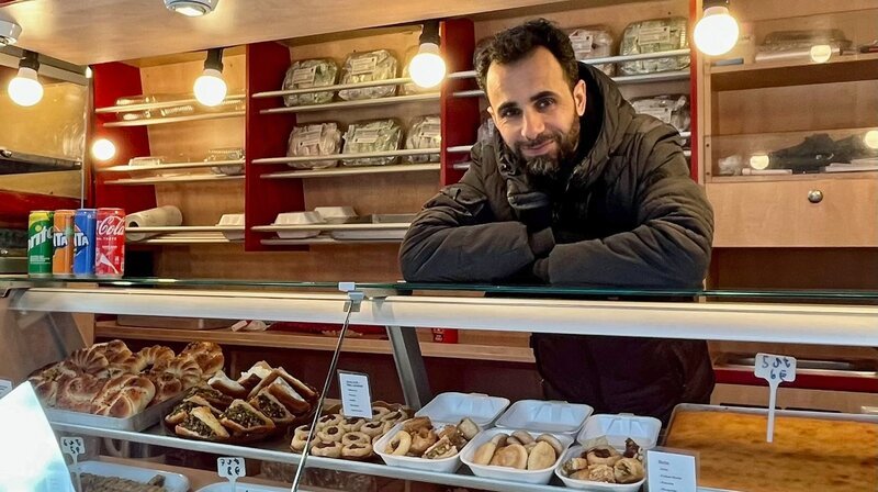 Alma Almosto kommt aus Syrien. Seit 2017 verkauft er selbstgemachte Baklava, die Süßigkeiten seiner Heimat, in Rostock. – Bild: NDR/Till Lehmann Alma Almosto kommt aus Syrien. Seit 2017 verkauft er selbstgemachte Baklava, die Süßigkeiten seiner Heimat, in Rostock. – Bild: NDR/Till Lehmann