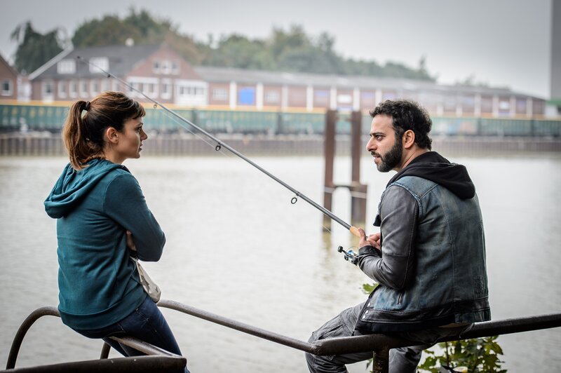 Süher Özlügül (Sophie Dal, l.) kann es immer noch nicht fassen: Ihr Bruder Yunus (Yunus Cumartpay, r.) hat ihr Erspartes in windige Geschäfte investiert. – Bild: ZDF und Willi Weber