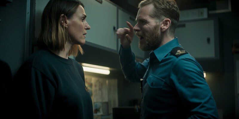 Amy (Suranne Jones) und Elliot (Shaun Evans) geraten in Streit. Amy weiß von seiner Affäre. – Bild: WORLD PRODUCTIONS LTD.
