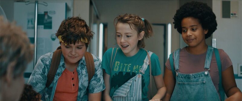 Von links: Sammy (Arthur Hermans), Ella (Cécile Enthoven) und Noor (Maja Azila) freuen sich, dass Jos den Walkman reparieren konnte. – Bild: BR/​VRT/​Nico Surings