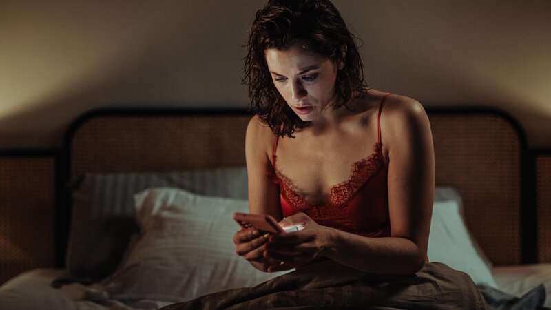 Becka (Jessica De Gouw). – Bild: RTL /​ Eagle Eye Drama /​ Sofie Gheysens