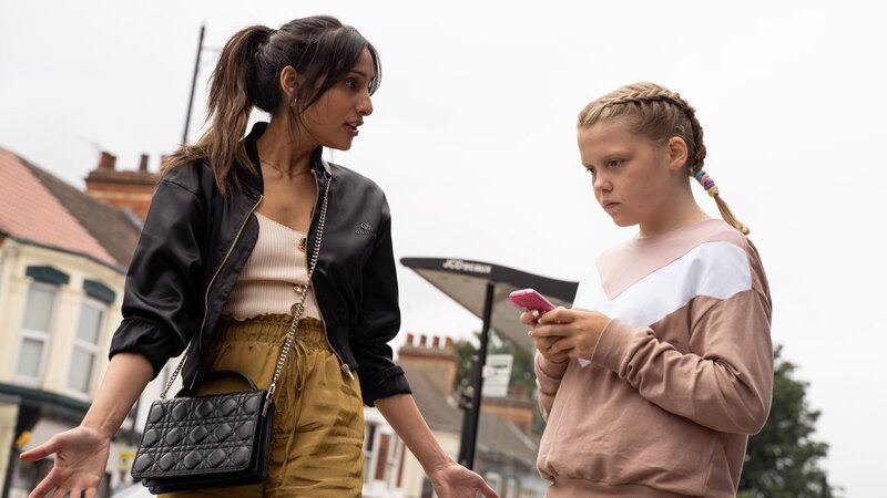 Rana (Taj Atwal, l.) möchte ihrem neuen Freund beweisen, dass sie gut mit Kindern umgehen kann. Also will sie mit seiner Tochter Jayelle (Maddie Lamb, r.) einen netten Tag verbringen. Doch Jayelle hat etwas anderes im Sinn. – Bild: ZDF und Amy Brammall