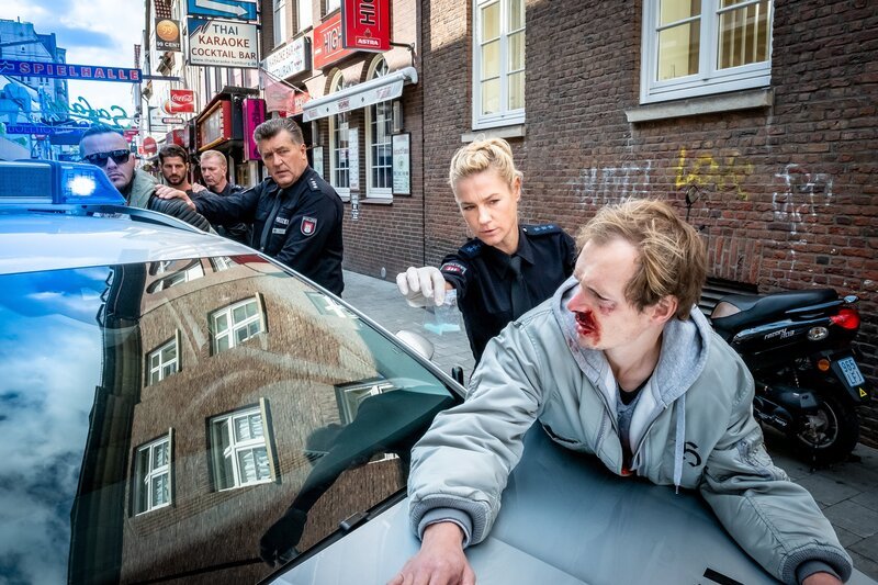 Franzi (Rhea Harder-Vennewald) und Hans (Bruno F. Apitz, M.) kommen gerade noch rechtzeitig, um Zukowski (Michel Diercks, r.) vor Schlimmerem zu bewahren. Der Kleindealer hat im falschen Revier gedealt und wurde zusammengeschlagen. – Bild: ZDF und Boris Laewen (bola)