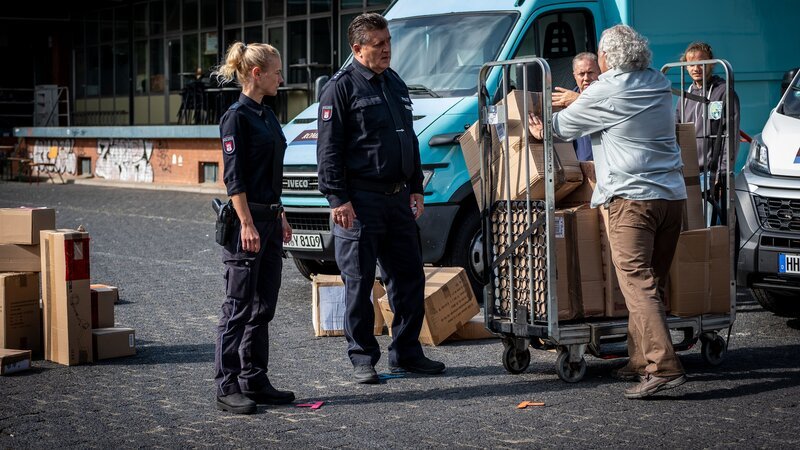 Klaus Rombach (Hansa Czypionka, r.) verliert die Nerven, als Franzi (Rhea Harder-Vennewald, l.) und Hans (Bruno F. Apitz, 2.v.l.) ihm Vorwürfe bezüglich der Führung seines Kurierdienstunternehmens machen. – Bild: ZDF/​Boris Laewen
