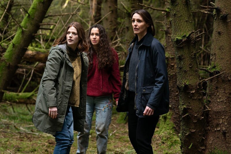 DCI Amy Silva (Suranne Jones, r.) und ihre Kollegin DI Kirsten Longacre (Rose Leslie, l.) haben die verängstigte Sabiha Chapman (Hiba Medina) bei ihrem toten Vater im Wald gefunden. – Bild: ZDF und Jamie Simpson /​ WORLD PRODUCTIONS LTD.