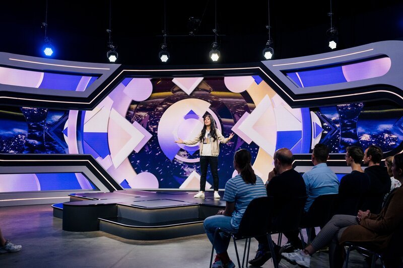 Mai Thi Nguyen-Kim präsentiert ihre neue Sendung: „MAITHINK X – Die Show“. – Bild: ben knabe /​ ZDF