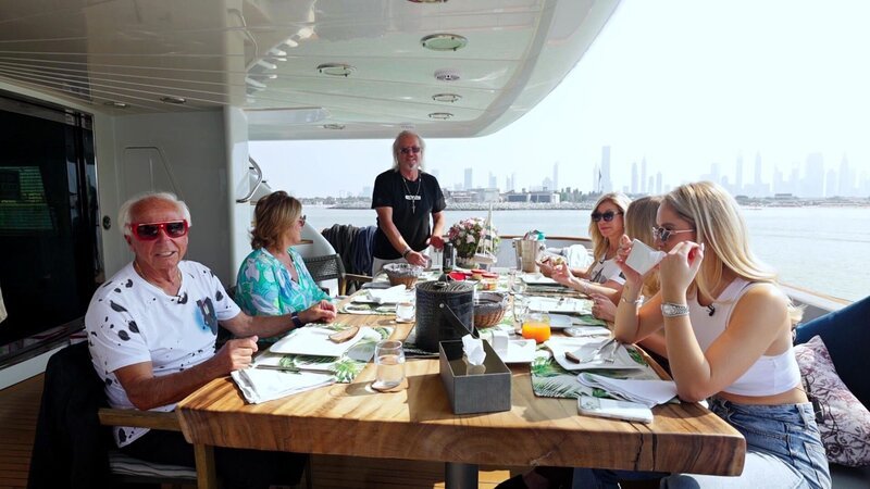 Zur Jubiläumsparty kommen Opa Reinhold und Schwester Tina nach Dubai! Robert träumt von einer Party auf einer Privatinsel, aber die Organisation ist ein Albtraum. Auch den Kids wächst die Planung schnell über den Kopf. – Bild: RTLZWEI /​ Geiss TV
