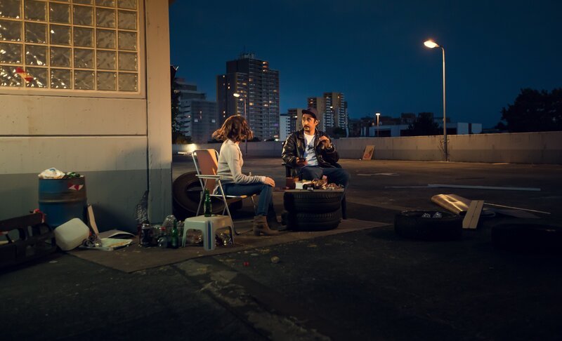 Romantisches Treffen auf dem Dach des Wohnblocks: Sol (Eko Fresh) und Jessica (Joyce Ilg). – Bild: ZDF/​Efe Cetinoezman