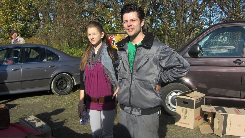 Jasmin und Marcel auf dem Flohmarkt. – Bild: RTL II