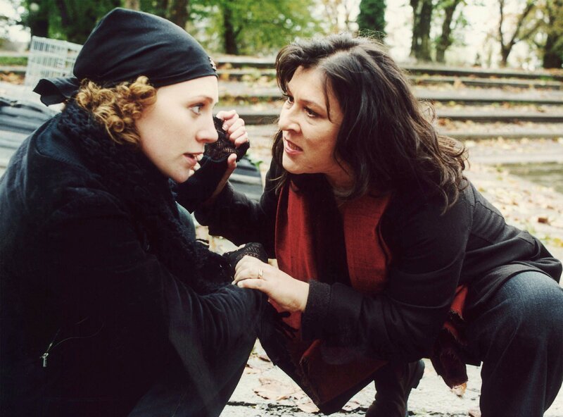 Klara Blum (Eva Mattes, re.) versucht Nicole (Lilia Lehner, li.) klarzumachen, daß ihre Freundin Manu keineswegs freiwillig in den Tod ging, sondern von einem skrupelosen Unbekannten manipuliert wurde. – Bild: SWR/​Hollenbach