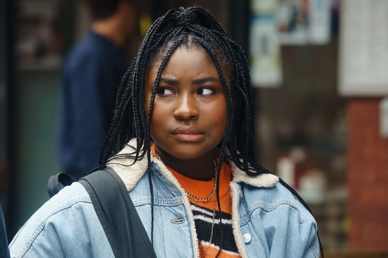 Neve (Lauryn Ajufo) will nicht zugeben, dass sie Gefühle für Jonny hat. – Bild: Little Prince (ITV) /​ Ross Ferguson /​ ZDF