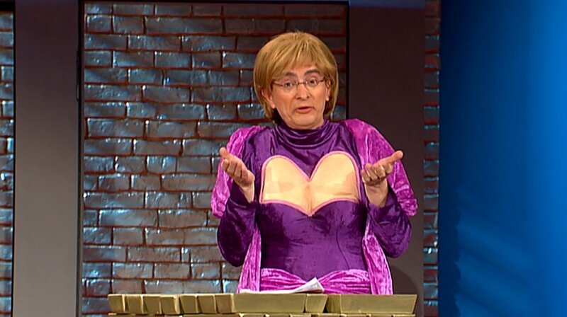 Humor kennt keine Grenzen – diese etwas abgegriffene Behauptung war deutsch-deutsche Realität und bewahrheitete sich in all den Jahren bis zum Mauerfall. Unter dem Motto „So lacht Deutschland“ kommen die populärsten Spaßmacher und Komödianten aus Ost und West zusammen. Großartige Entertainer und hervorragende Parodisten witzeln über unser zunächst geteiltes und dann wiedervereinigtes Land. – Richling parodiert die Bundeskanzlerin Angela Merkel. – Bild: rbb