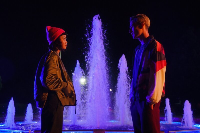 Jonny (Eden H. Davies) und die mysteriöse Mei (Callina Liang) treffen wieder aufeinander. – Bild: ZDF und Little Prince (ITV), Ross Ferguson