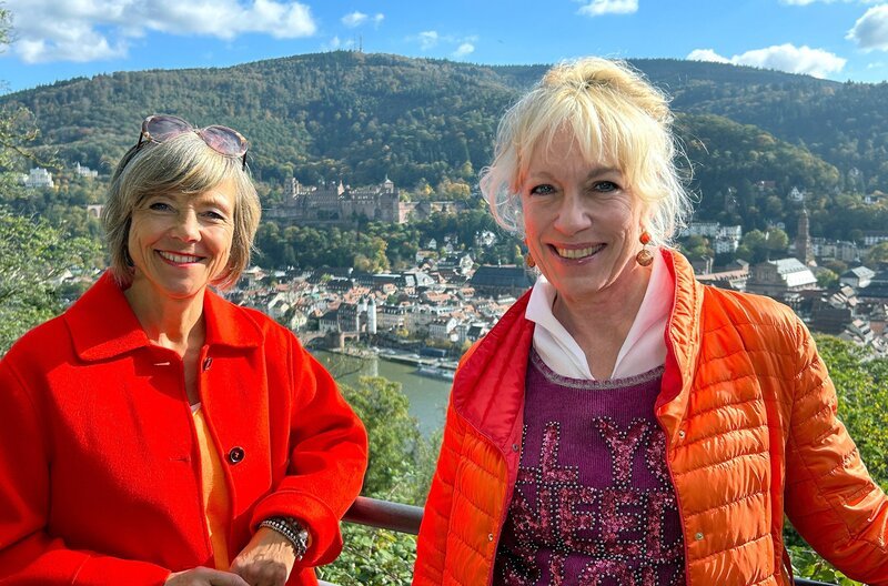 Annette Krause mit Heidelberg-Expertin und Buchautorin Susanne Kahlig vor der Kulisse Heidelbergs. – Bild: SWR/​Jo Müller