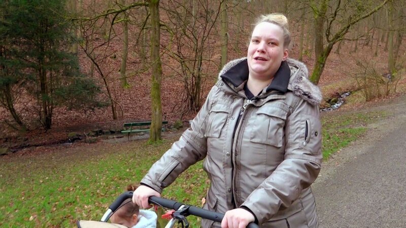 Zwillingsmama Lisa (32) will ihr Schicksal künftig selbst in die Hand nehmen, um sich und ihren Zwillingen eine solide Zukunft aufzubauen. Sie bewirbt sich um eine Ausbildung zur Altenpflegehelferin. – Bild: RTLZWEI