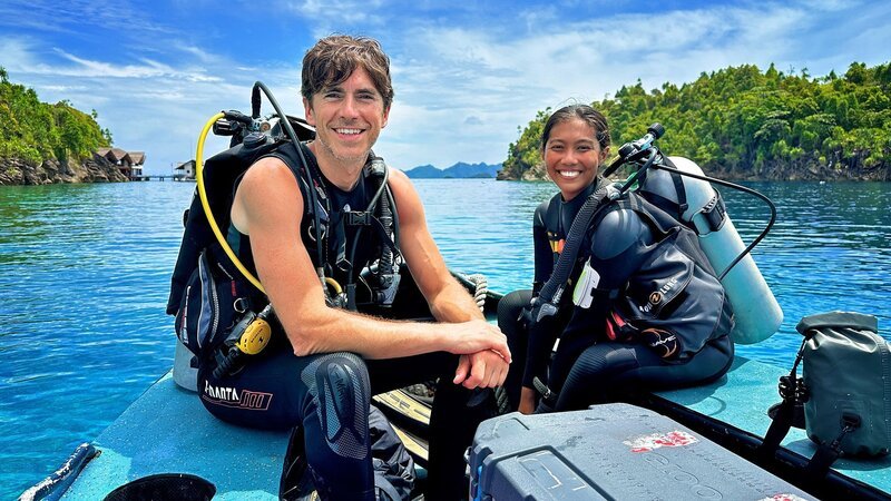 Durch die Wildnis mit Simon Reeve Im Korallendreieck Simon Reeve beim Tauchen mit der Meeresschutzaktivistin Nesha Ichida in den Gewässern des Korallendreiecks. – Bild: SRF/​BBC/​The Garden/​Piers Leigh