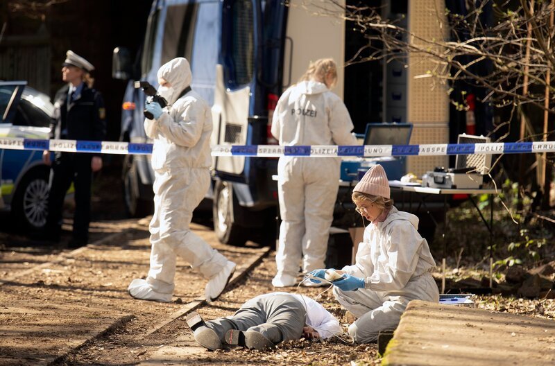 Am Tatort: im Vordergrund Anna Böttcher alias Rechtsmedizinerin Dr. Henny Wenzel – Bild: SR/​Manuela Meyer