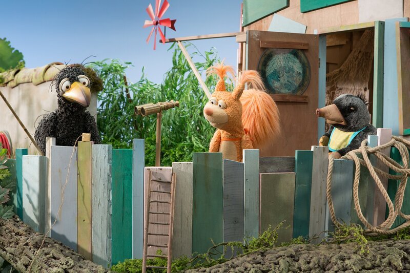 Rabe Rudi (Lennart Morgenstern), Ella (Anna Menzel) und Grete (Viviane Podlich) machen sich Sorgen um Buffo. Der ist beim Versteckspiel verlorengegangen. – Bild: ZDF/​Zia Ziarno