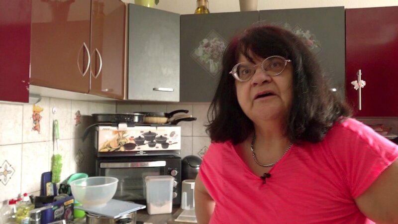 Rentnerin Brigitte bereitet für ihren 71. Geburtstag eine sogenannte „Mafiatorte“ zu. Das Rezept stammt von ihrem verstorbenen Ehemann und wird regelmäßig zu besonderen Anlässen zubereitet. – Bild: RTLZWEI – Recht zum Abdruck/​Darstellung zeitlich/​sachlich beschränkt auf die Bewerbung der Sendung