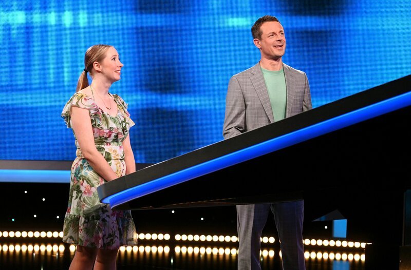 Moderator Alexander Bommes (r.) mit der Kandidatin Anna Hartig (l.). – Bild: ARD/​Uwe Ernst