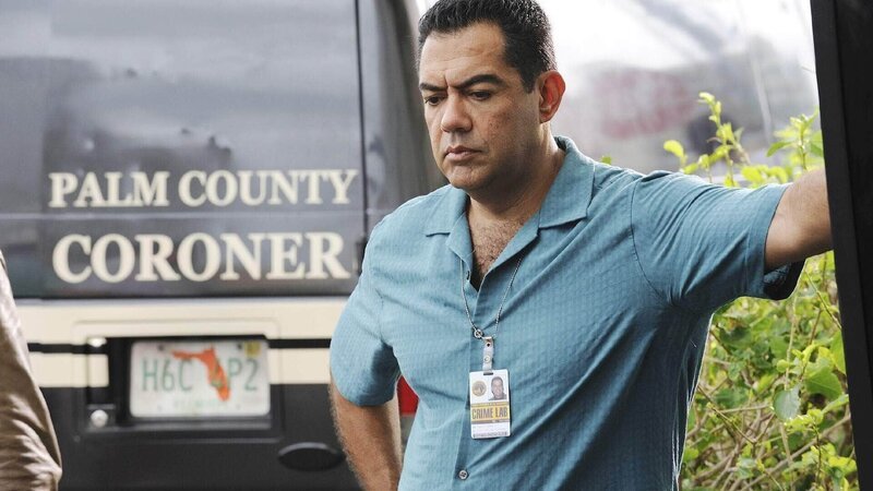 Carlos (Carlos Gomez) wird zu einem Tatort gerufen: Eine männliche Leiche wurde mit zahlreichen Verletzungen in der Nähe einer Strandbar aufgefunden. – Bild: TVNOW