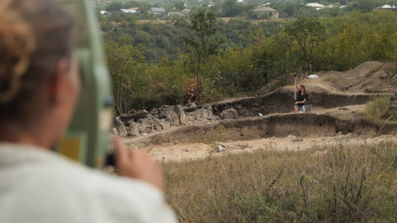 Täglich wird die Grabungsfläche um die älteste Goldmine der Welt neu vermessen. – Bild: ZDF und Rasmus Sievers