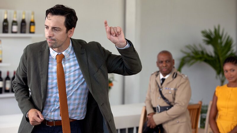 L-R: Detektiv Neville Parker (Ralf Little), Commissioner Selwyn Patterson (Don Warrington), Madeleine Dumas (Aude Legastelois). – Bild: Denis Guyenon /​ Red Planet Pictures Limited