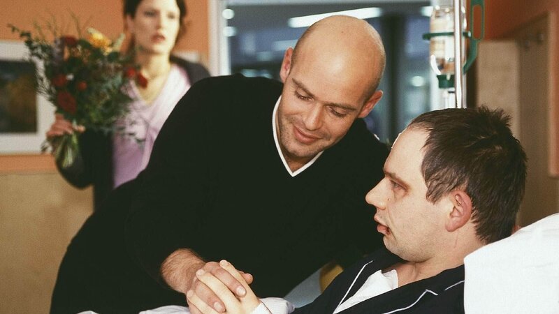 Judith (Ann-Cathrin Sudhoff, hi.) überrascht ihren Mann (Michael Lott, lieg.) mit seinem Freund Lutz (Michael Oliver Rast). Sie hat nicht geahnt, dass ihr Mann ein Verhältnis mit einem anderen Mann hat … – Bild: MG RTL D /​ Elke Werner