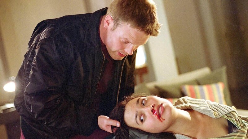 Silvio (Thomas Wingrich) stattet Maja (Anja Reßmer) kurz nachdem Maja zur Aussage bei Dr. Strauss war einen Besuch ab. Kurz nach der Aussage wurde eine Zelle gefilzt, in deren Verlauf eine ganze Menge Koks die Toilette runtergespült werden musste. – Bild: MG RTL D /​ Stefan Erhard