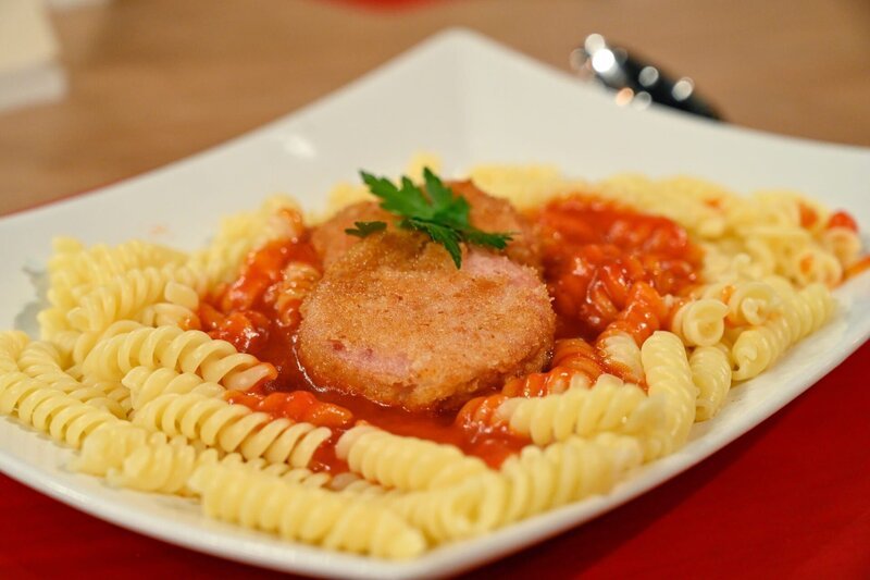 Leibgericht von Clara Ackermann: Nudeln mit Tomatensauce und panierter Jagdwurst. – Bild: ZDF und Markus Hertrich