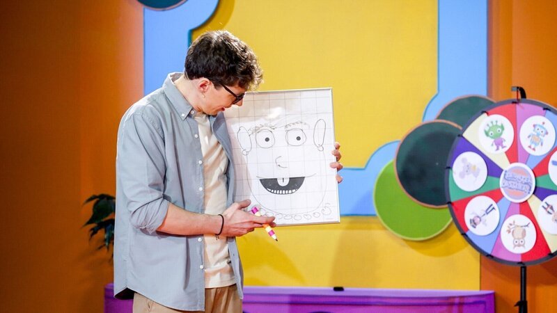 Christoph Hirschler mit seiner magischen Zeichnung. – Bild: ORF/​Tambalina Entertainment