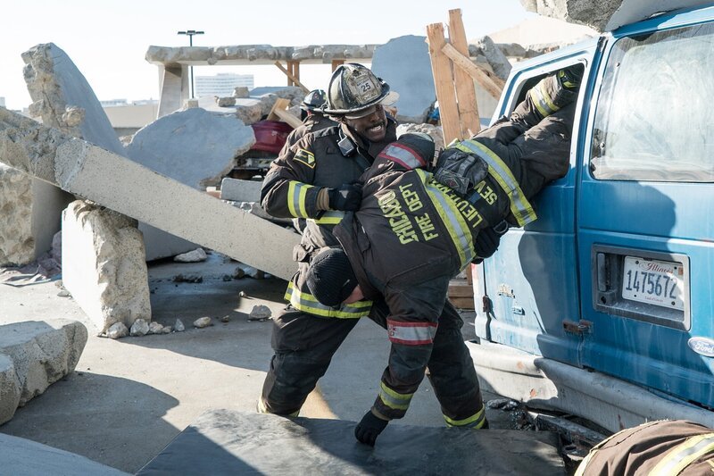 Mutig rettet Chief Wallace Boden (Eamonn Walker, l.) seinen Kollegen Kelly Severide (Taylor Kinney) aus dem eingeklemmten Wagen. – Bild: NBCUniversal Media, LLC