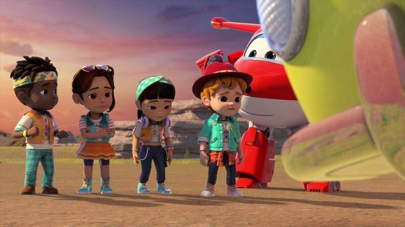 Der Bus von Trevor und seiner Band (li.) hat eine Reifenpanne und kann nicht weiterfahren. Nun stecken sie mitten in der Mojave-Wüste in Kalifornien fest. Super Wing Sunny (re.) eilt zur Unterstützung herbei und hat eine großartige Idee. – Bild: FUNNYFLUX /​ ALPHA ALL RIGHTS RESERVED.