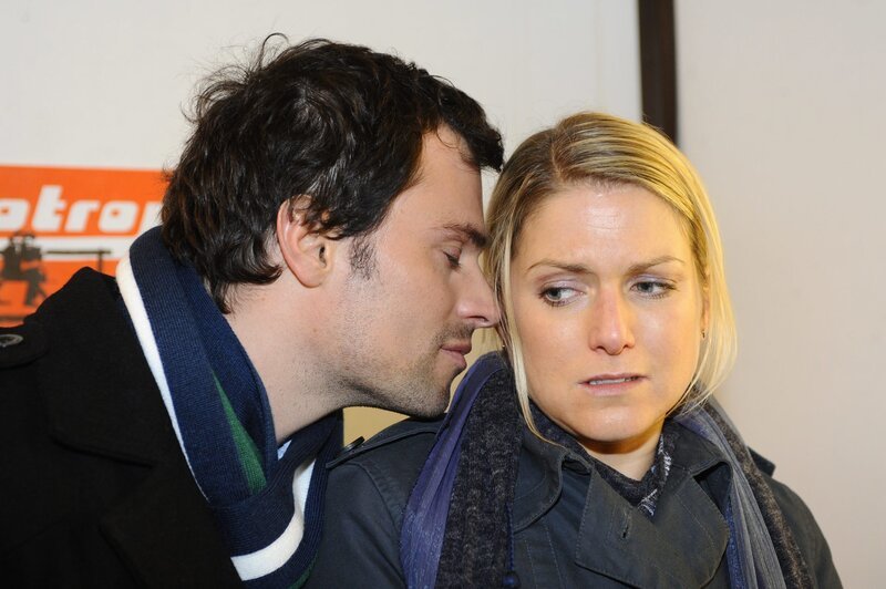 Steve (Peter Windhofer, l.) verschleppt Anna (Jeanette Biedermann, r.) in sein Ferienhaus im Brandenburger Wald. Dort versucht Anna ihn zu beschwichtigen, um Zeit zu gewinnen und nach einer Fluchtmöglichkeit zu suchen. – Bild: SAT.1 /​ Oliver Ziebe