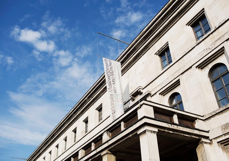 Hochspannung im Münchner Herkulessaal: Die drei Finalist:innen beim 70. Internationalen ARD-Musikwettbewerb tragen, begleitet vom BRSO, ein großes Violinkonzert des 20. Jahrhunderts vor. – Bild: BR/Daniel Delang/Daniel Delang Hochspannung im Münchner Herkulessaal: Die drei Finalist:innen beim 70. Internationalen ARD-Musikwettbewerb tragen, begleitet vom BRSO, ein großes Violinkonzert des 20. Jahrhunderts vor. – Bild: BR/Daniel Delang/Daniel Delang