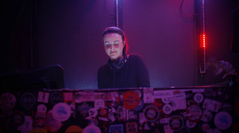 Zwischen Schichtbetrieb und Nachtleben: Wach bleiben fällt "VABU" nicht schwer, denn auch im Job arbeitet sie regelmäßig nachts. – Bild: NDR/Severin Pehlke Zwischen Schichtbetrieb und Nachtleben: Wach bleiben fällt "VABU" nicht schwer, denn auch im Job arbeitet sie regelmäßig nachts. – Bild: NDR/Severin Pehlke