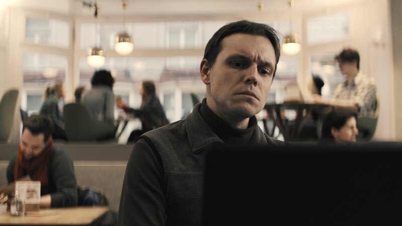 Based on thriller novels, the story follows a pair of investigators from Germany and Austria respectively, who come together after a symbolically placed corpse to found on the mountainous border of the two countries. – Bild: Sky Deutschland AG und Sky Deut /​ Sky /​ Wiedemann & Berg Television GmbH & Co. KG