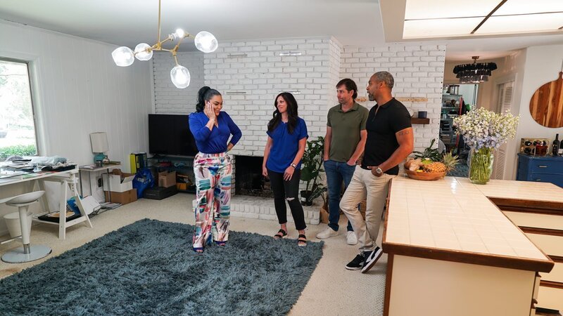 Egypt Sherrod, Mike Jackson, Sarah Meyers, and Michael Meyers tour house as seen on Married to Real Estate – Bild: Warner Bros. Discovery, Inc. or its subsidiaries and affiliates