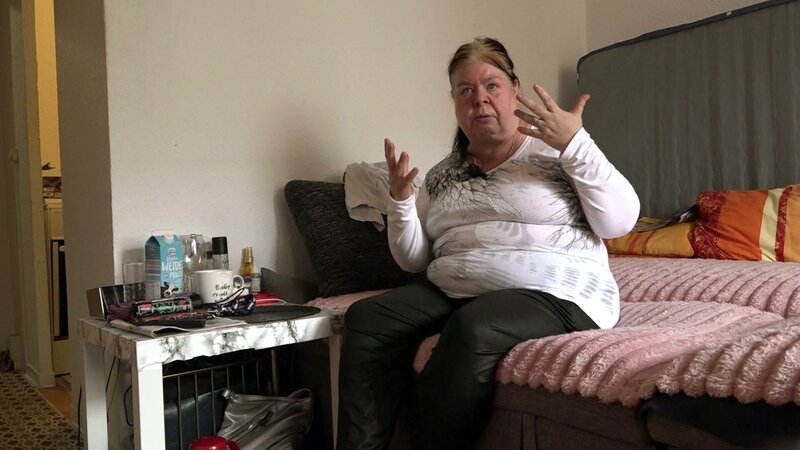 In Pamelas Ein-Zimmer-Wohnung hat sich eine Mitbewohnerin eingeschlichen: Die 59-Jährige muss sich ihre vier Wände unfreiwillig mit einer Maus teilen. – Bild: RTLZWEI