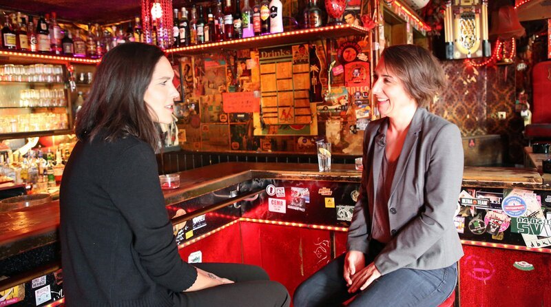 „Past Forward“-Reporterin Sophie spricht mit der Historikerin Mareen Heying über die Geschichte der Prostitution. – Bild: Radio Bremen /​ Franziska Betz