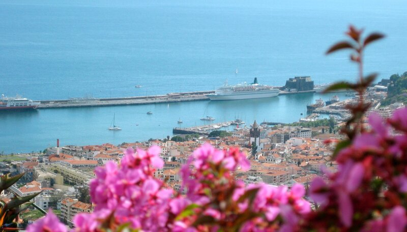 Blick auf die „Albatros“ von der Blumeninsel Madeira. – Bild: HR/​BR/​Bewegte Zeiten GmbH