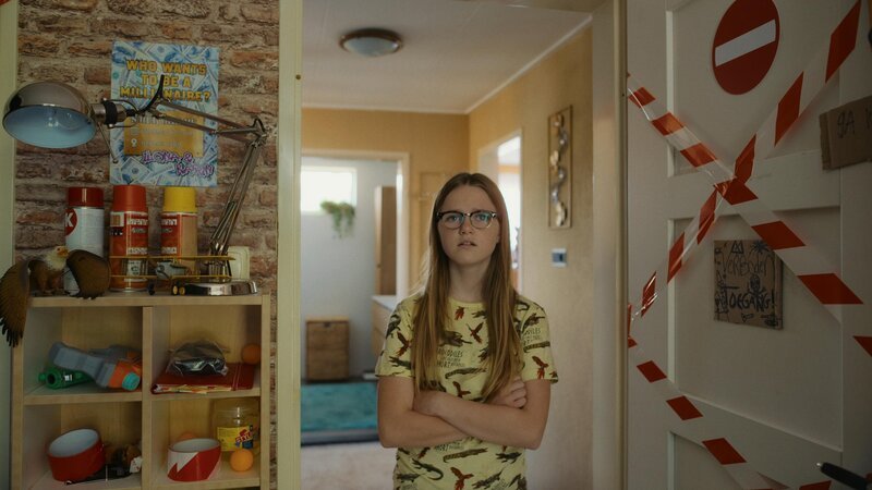 Floor (Bobbi Mulder) betritt Kees’ Zimmer und erwischt ihn und seinen Freund um 16 Uhr beim „Sternegucken“. – Bild: NDR/​NL Film