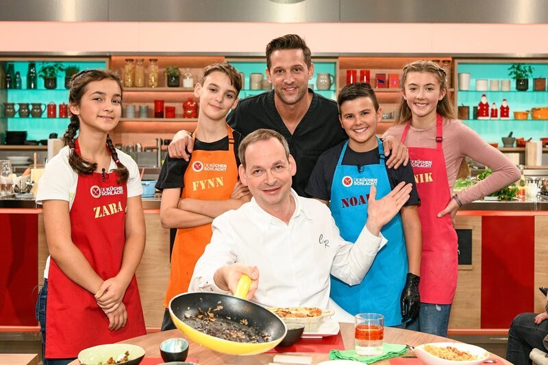 Von links: Kinderkandidaten Zara Yegin, Fynn Just, Moderator Alexander Kumptner, Juror Christoph Rüffer, Kinderkandidaten Noah Fernandes und Annik Schnatterbeck – Bild: ZDF und Markus Hertrich