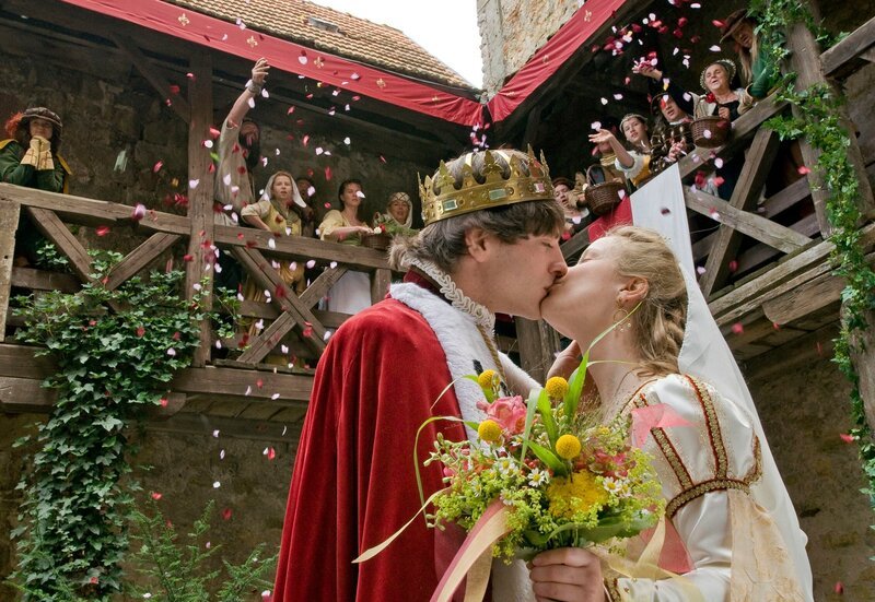 Schwesterchen (Odine Johne) heiratet den König (Jonas Jägermeyr). – Bild: MDR/​Antje Dittmann