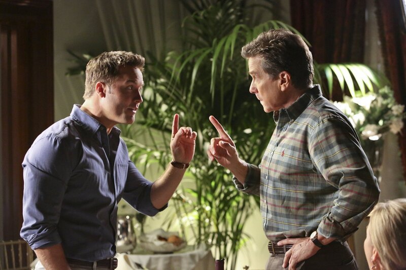 Die Begegnung zwischen George (Scott Porter, l.) und Brick (Tim Matheson, r.) im Restaurant entwickelt sich zu einem spannenden Spektakel, vor allem für Georges Date … – Bild: PLURIMEDIA (Warner Bros Entertainment Inc.)