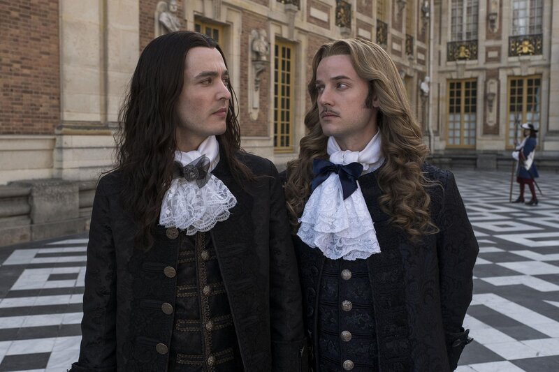 Alexander Vlahos (Monsieur/​Philippe d’Orléans), Evan Williams (Chevalier). – Bild: PLURIMEDIA (Tibo et Anouchka/​Capa Drama/​Banijay Studios France/​Entre Chien et Loup /​Canal+)