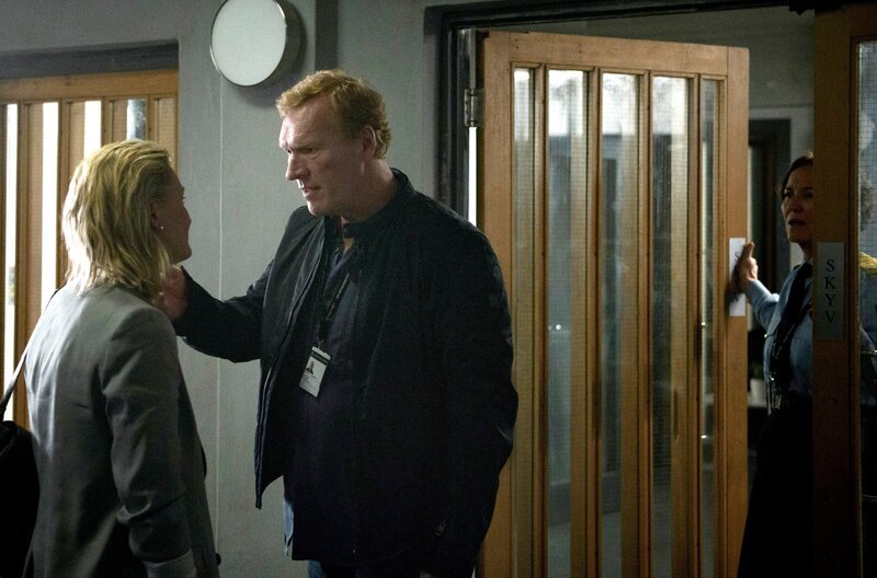Kommissar William Wisting (Sven Nordin) mit seiner Tochter Line (Thea Green Lundberg). – Bild: ARD Degeto