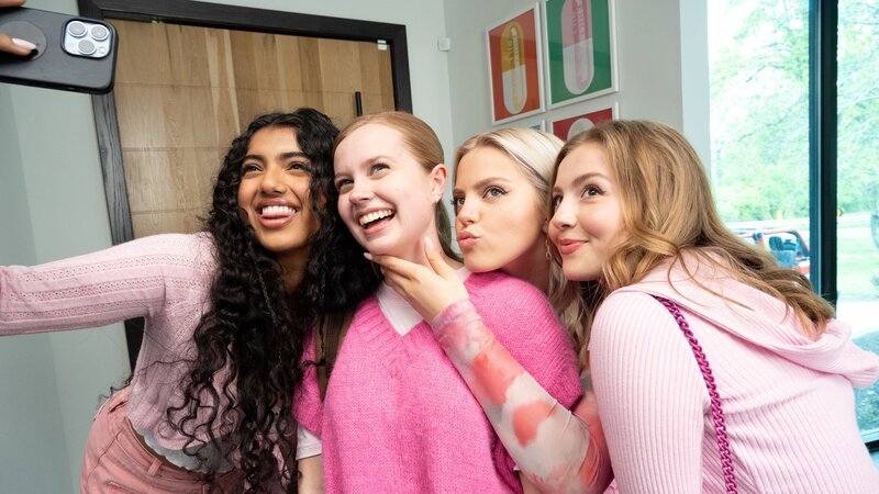 Avantika, Renee Rapp, Angourie Rice and Bebe Wood on the set of Mean Girls from Paramount Pictures. Photo Credit: Jojo Whilden/​Paramount ©2023 Paramount Pictures. – Bild: Jojo Whilden/​Paramount