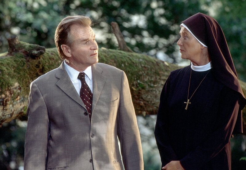 Schwester Lotte (Jutta Speidel, r.) macht Wöller (Fritz Wepper, l.) ein Geständnis. – Bild: ORF/​Kineos/​Barbara Bauriedl